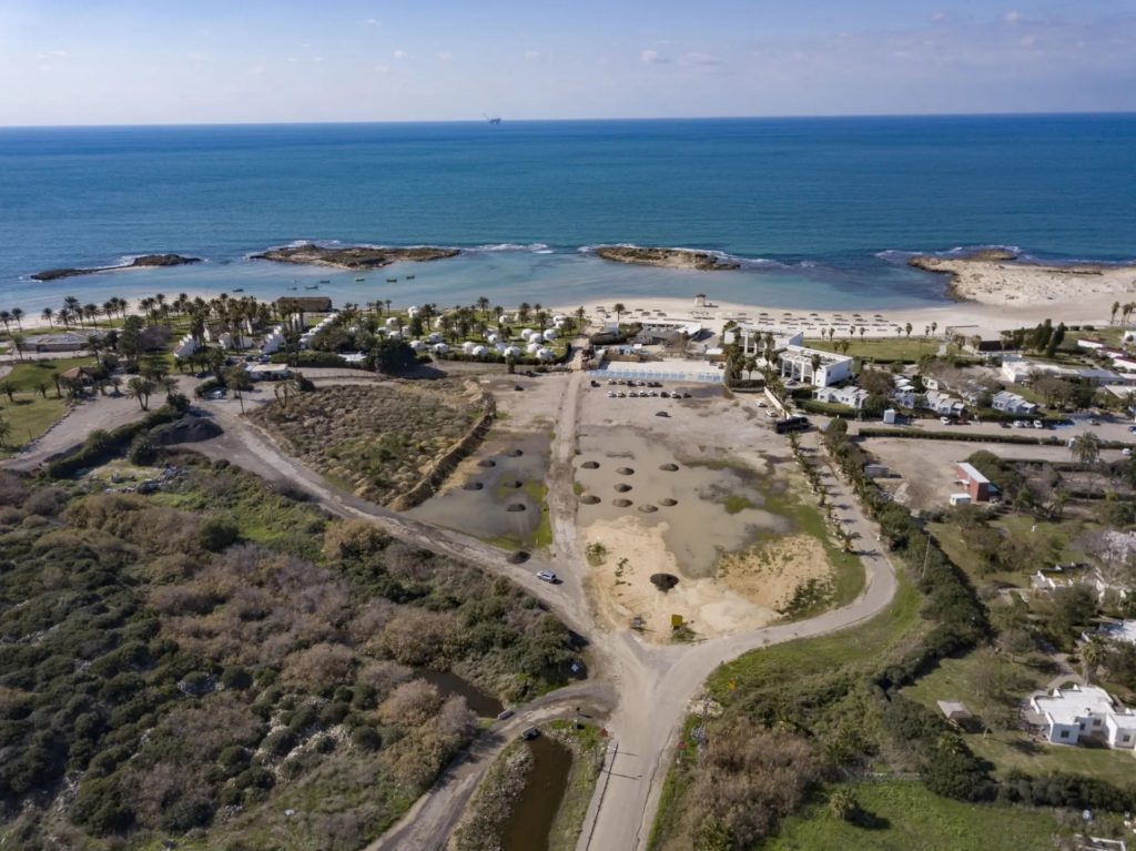Sous le parking de la plage, les corps des martyrs de la Nakba