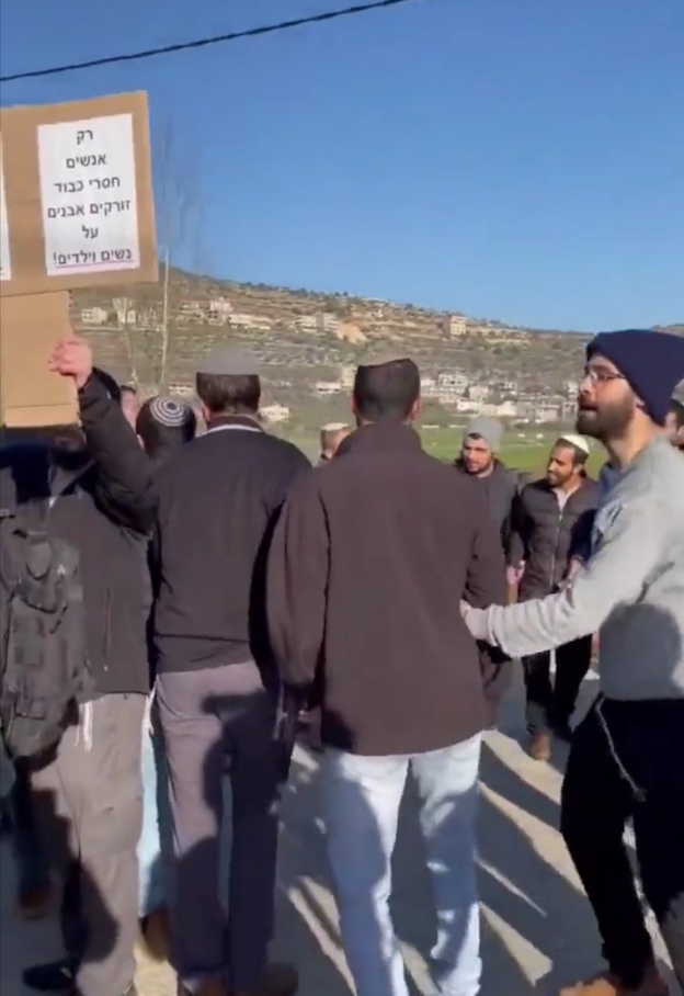 Les colons dansent en bloquant l'entrée de Luban Al-Sharkiya, près de Naplouse (Vidéo)