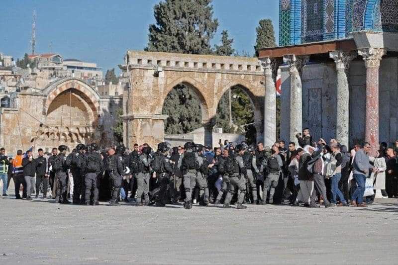 Israel attaque la mosquée Al-Aqsa et déclenche la colère des Palestiniens