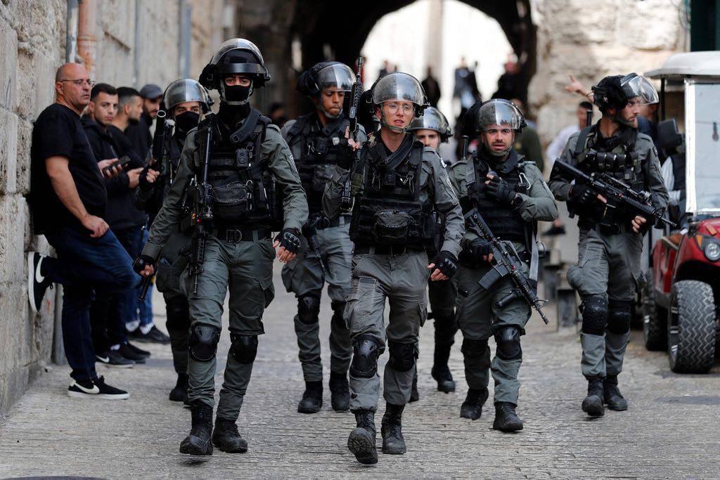 Israël prend d'assaut la mosquée Al-Aqsa, et frappe des fidèles palestiniens pour faire place aux colons juifs