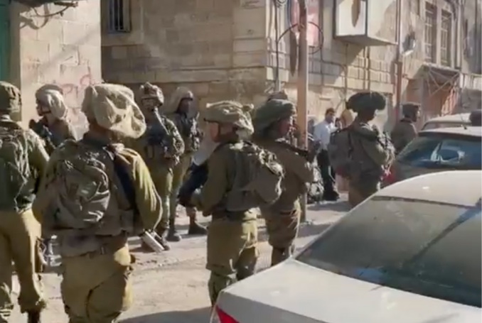 Pendant l'attaque des funérailles de Shirine, les colons envahissent Hébron et colonisent un nouveau secteur du centre ville (Vidéos)