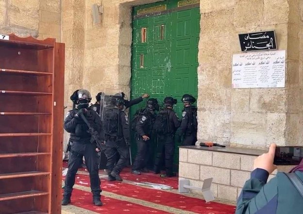 L'armée israélienne attaque la mosquée al-Aqsa et d'autres lieux de culte ! (Vidéo)