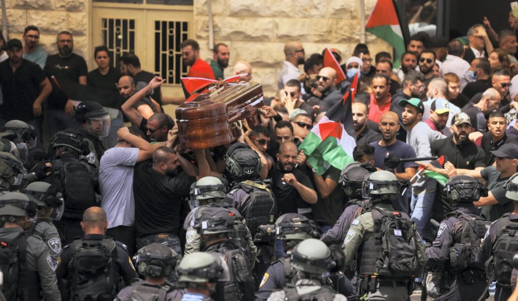 L'armée d'occupation attaque le cercueil de Shirine (photo, vidéo)