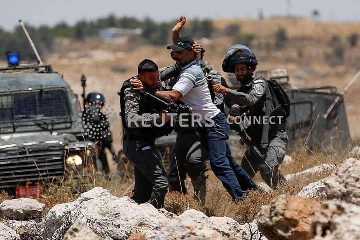 A mains nues contre des soldats d'occupation lourdement armés (Vidéo)