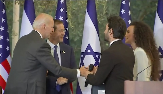 Une Israélienne refuse de serrer la main du président Joe Biden