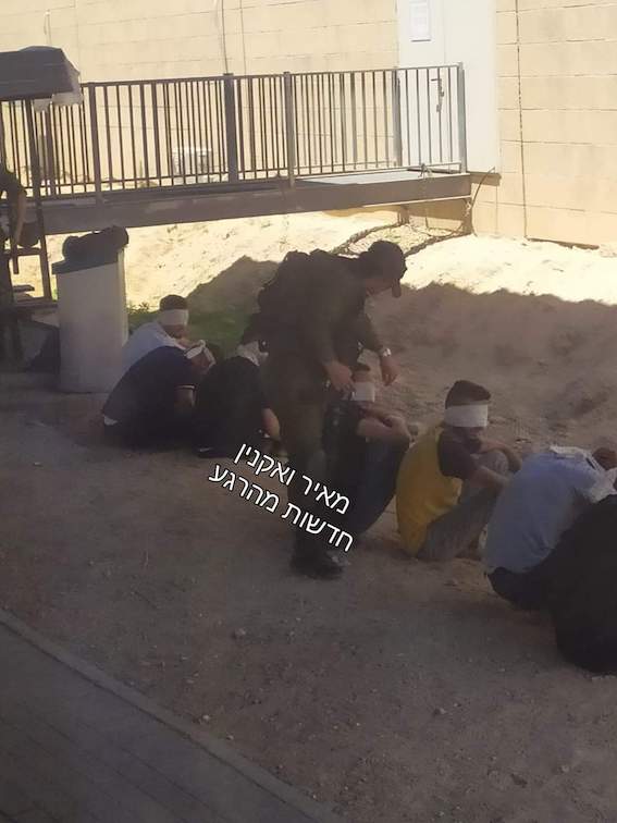 Enfants palestiniens maintenus yeux bandés au bord d'une route en pleine chaleur (Vidéo)