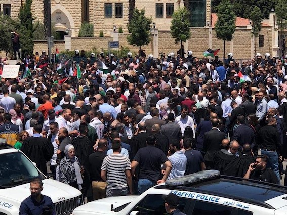 Manifestation massive contre l'Autorité Palestinienne (AP)
