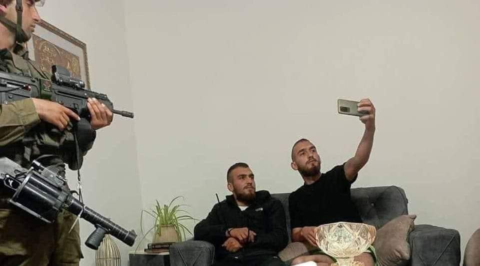 Le selfie : nouvelle manière de défier l'occupant !