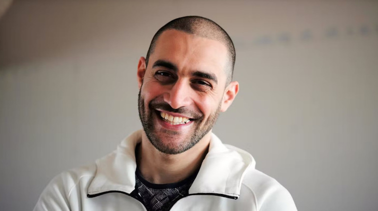 Le rappeur Lowkey va surplace soutenir Palestine Action contre Elbit (Vidéo)