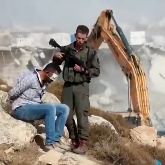 Menotté pendant que l'armée israélienne détruit sa maison