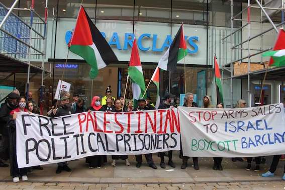 Manifestation dans la banque Barclay's de Manchester pour ses investissement dans Elbit (Vidéo)