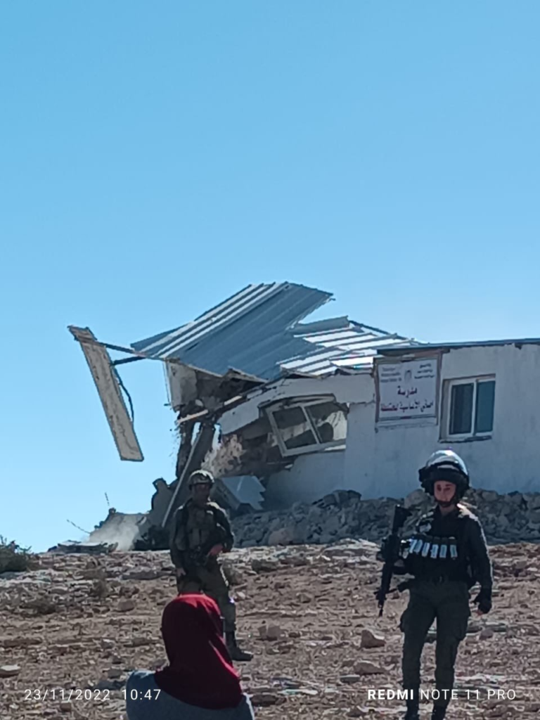 Israël démolit la seule école du village de Khirbet Isfey à Masafar Yatta (Vidéo)