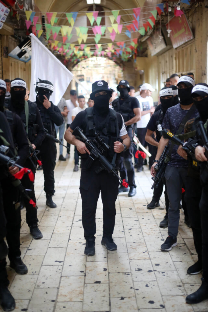Sondage : Les 3/4 des Palestiniens soutiennent la formation de groupes armés en Cisjordanie