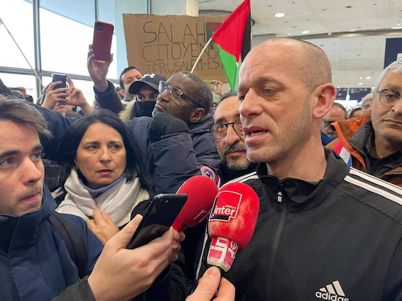Salah Hamouri expulsé en France : la résistance se poursuit pour la libération de toute la Palestine (Vidéo)