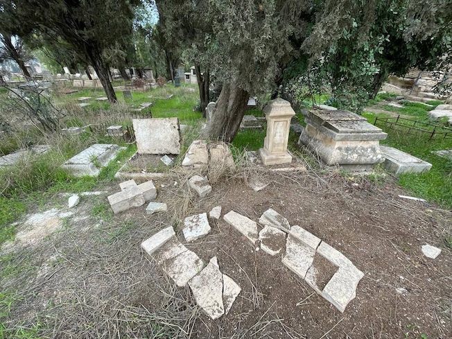 Les colons israéliens vandalisent un cimetière protestant à Jérusalem (Vidéo)