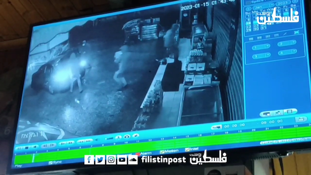 Les colons en train de voler un magasin palestinien : flagrant délit ! (Vidéo)
