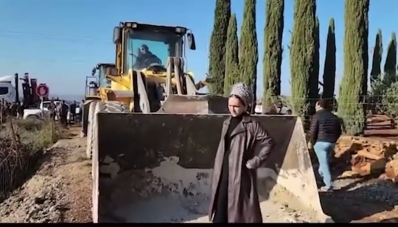 Quand c'est un colon qui se met devant un bulldozer israélien ...