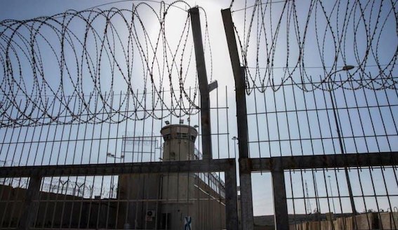 "Quatre minutes de douche par prisonnier, le nouveau diktat de Ben Gvir", par Amira Hass