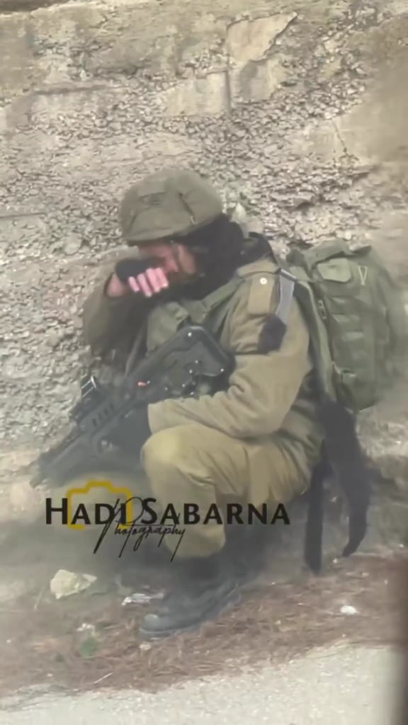 Les gaz lacrymogènes contre les Palestiniens tellement toxiques que les soldats s'intoxiquent également (Vidéo)