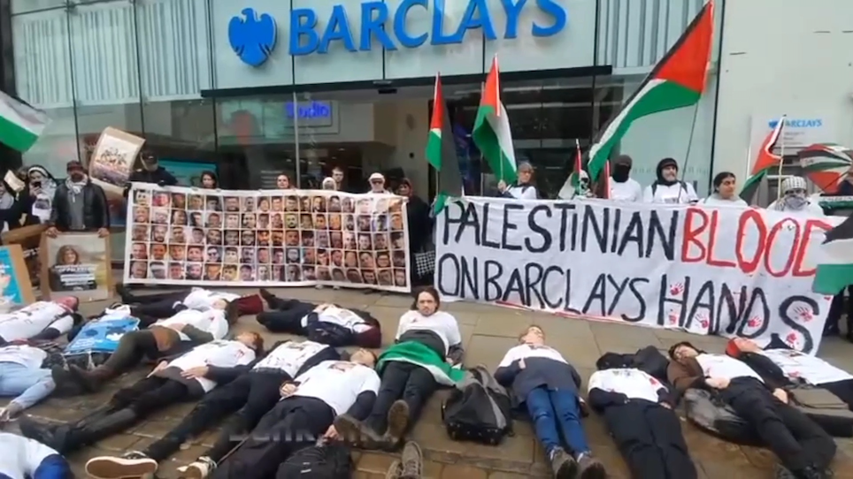 UK : Occupation spectaculaire de la banque Barclays (Vidéo)