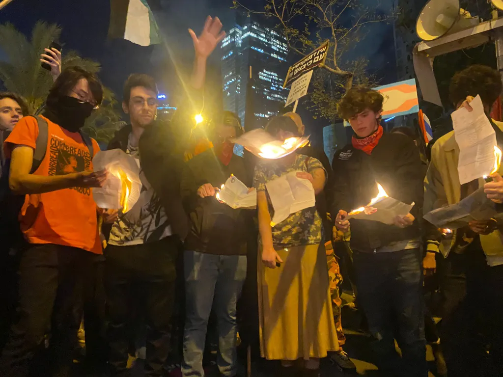 De jeunes Israéliens brûlent en public leur appel à servir dans l’armée de l’ apartheid