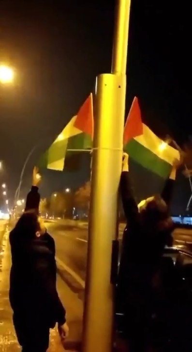 Bakou : la population remplace les drapeaux israéliens par des drapeaux palestiniens