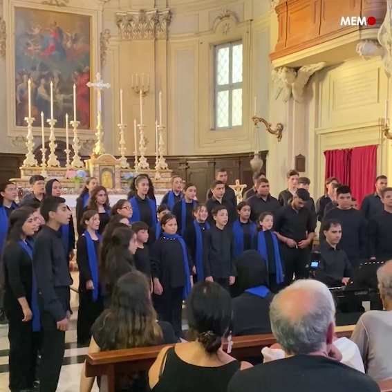 Une chorale de jeunes palestiniens chante en Italie tout en pleurant la mort de Palestiniens à Jénine (Vidéo)