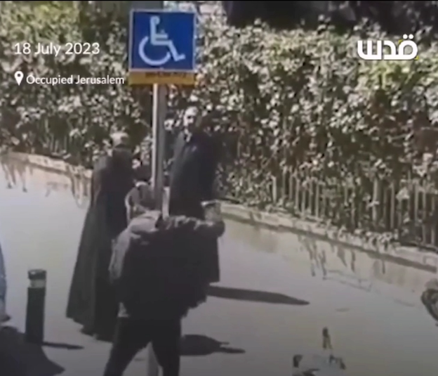 Un Israélien en train de cracher sur des prêtres (Vidéo)