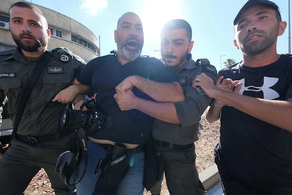 Israel s'en prend maintenant à ses propres journalistes (Vidéo)