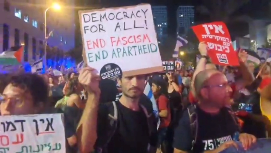 Même très minoritaire, le bloc anti-occupation est présent dans les manifs à Tel Aviv (Vidéo)