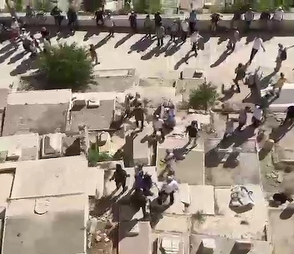 Regardez les colons en train de sauter sur les tombes d'un cimetière musulman à Jérusalem