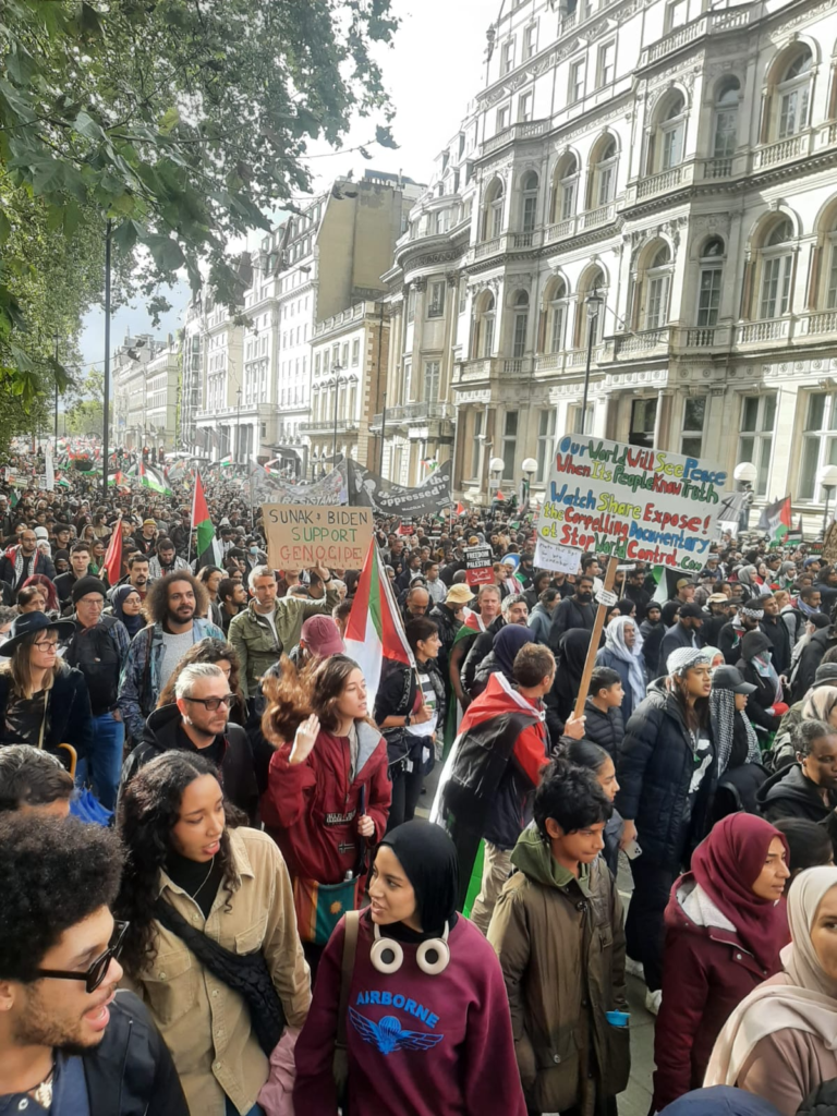 A Londres, des centaines de milliers manifestants en soutien à la Palestine ce samedi !! (Vidéo)