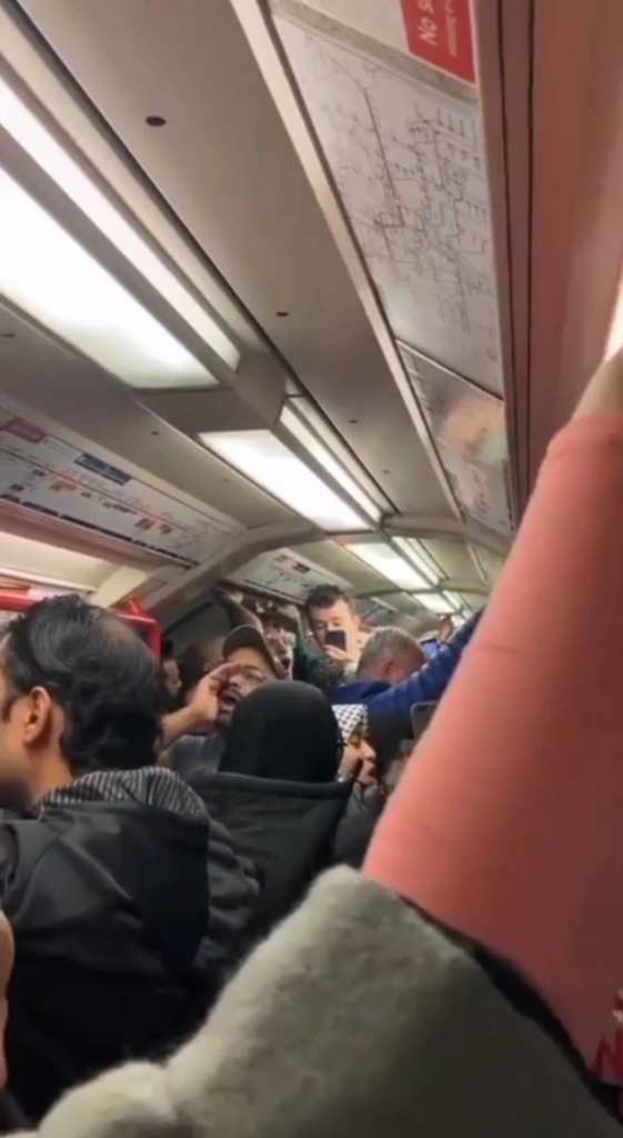 Dans le métro de Londres, le conducteur fait scander "Free Palestine" ! (Vidéo)