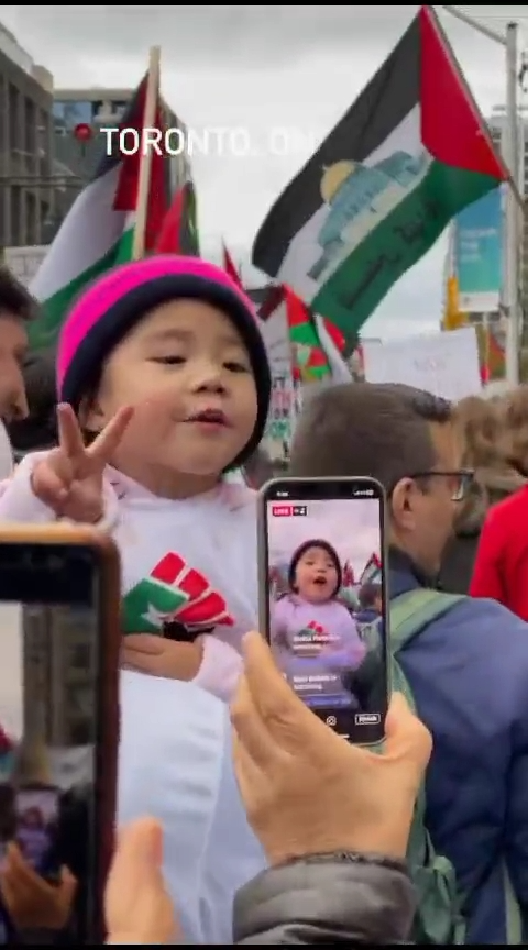 A Toronto (Canada), le manifestant le plus mignon que vous ayez jamais vu ! (Vidéo)