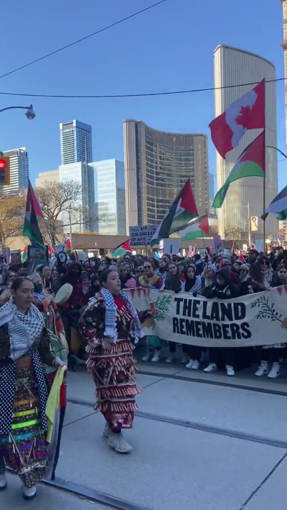 Grande manifestation à Toronto avec danse des peuples autochtones en solidarité avec la Palestine (Vidéo)