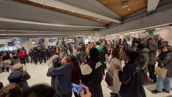 Cessez le feu ! Action dans le métro parisien (Vidéo)