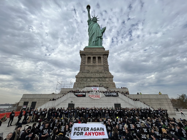 Des centaines de juifs sur la statue de la liberté à New York pour exiger e cessez-le-feu à Gaza