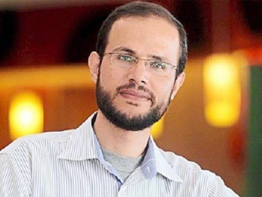 Le gouvernement israélien a ordonné l’assassinat du poète palestinien Refaat Alareer, selon le site israélien Tikkun Olam