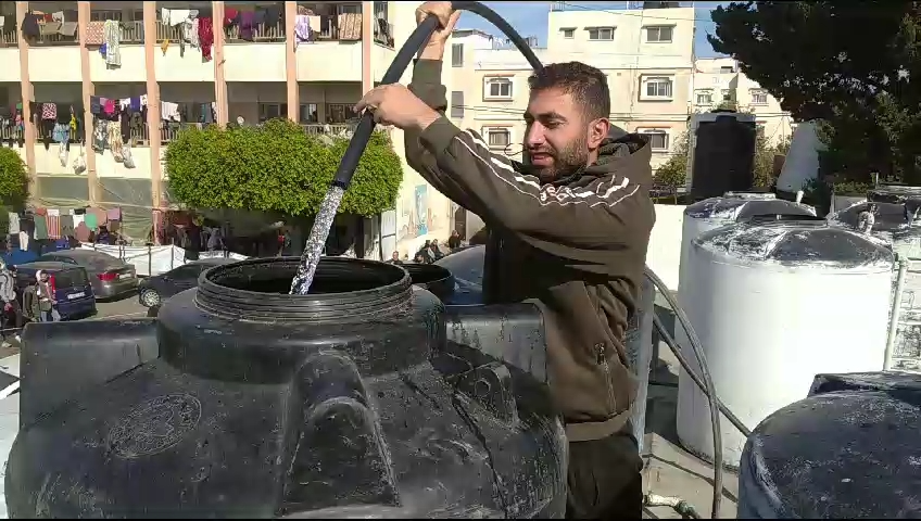 Grâce à vos dons l'équipe de Nabila Kilani à Gaza achète des châteaux d'eau, et fournit des bonnets chauds aux enfants