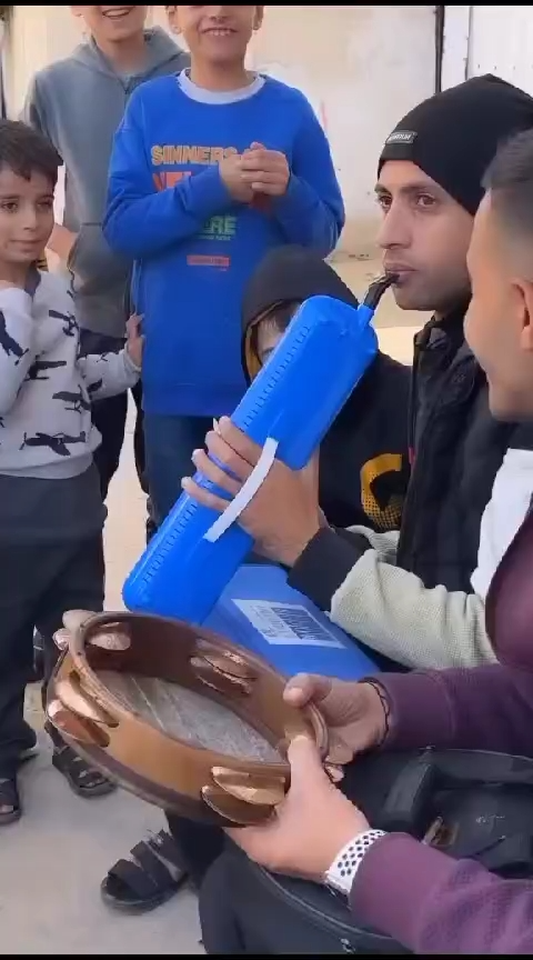 Des jeunes s'emploient même à divertir les enfants à Gaza (Vidéo)