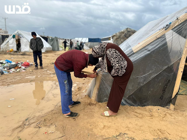 Avec l'hiver, la pluie et le froid, les Palestiniens sont en grand danger. Reportage de Peter Beaumont*