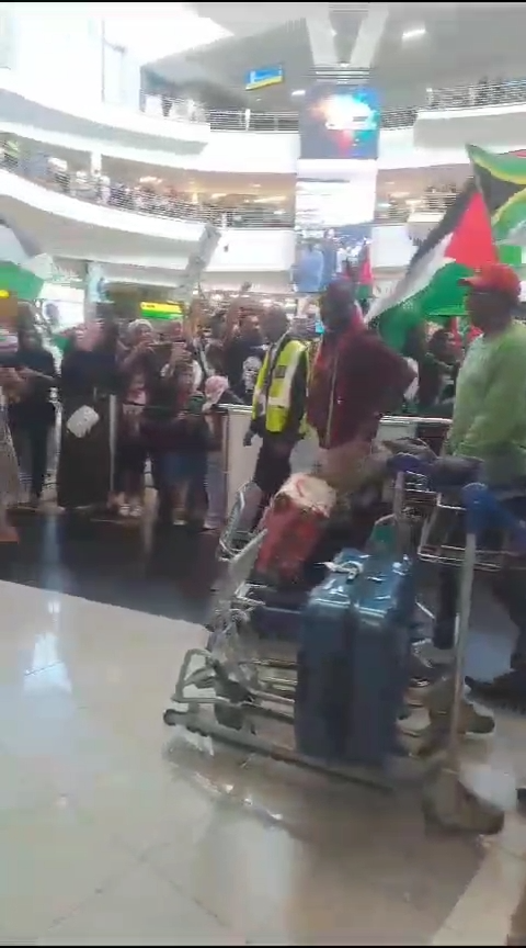 Accueil euphorique pour la délégation sud-africaine de retour à Johannesburg (Vidéo)