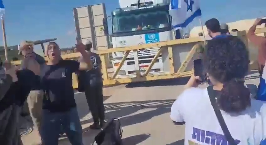 Des colons bloquent l'aide humanitaire à destination de Gaza