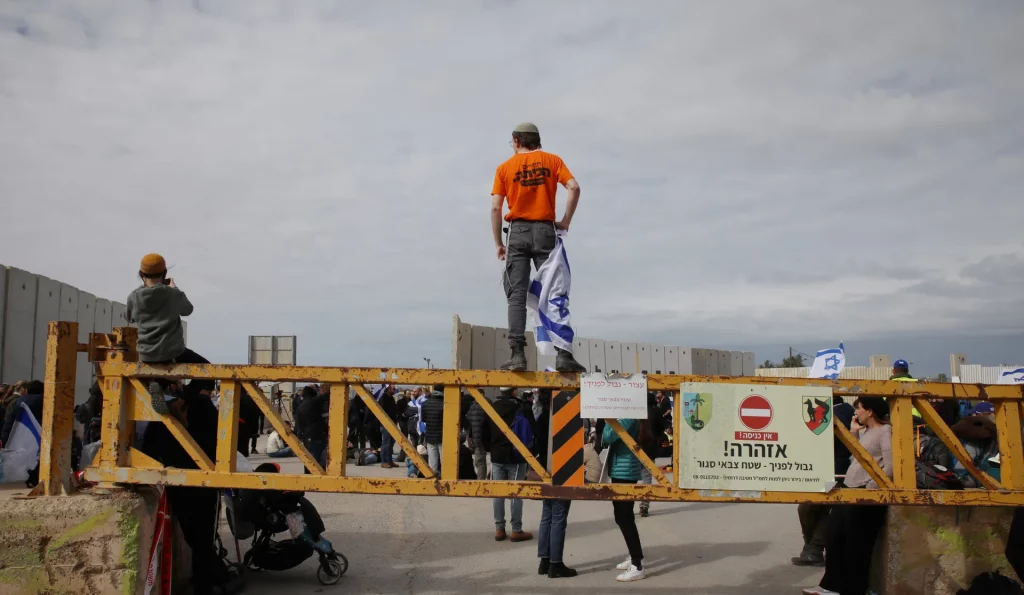 Des centaines de génocidaires bloquent l'entrée des camions dans Gaza (vidéo)