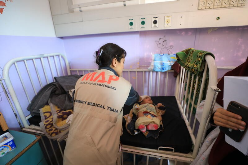 Témoignage d’une médecin rentrée de Gaza : « J’ai dû m’occuper d’un bébé au bras et à la jambe arrachés, à même le sol »