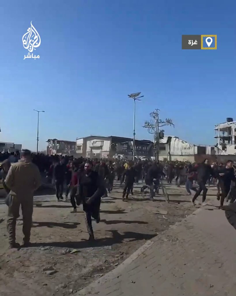 L'armée ouvre le feu sur des centaines de civils (vidéo)