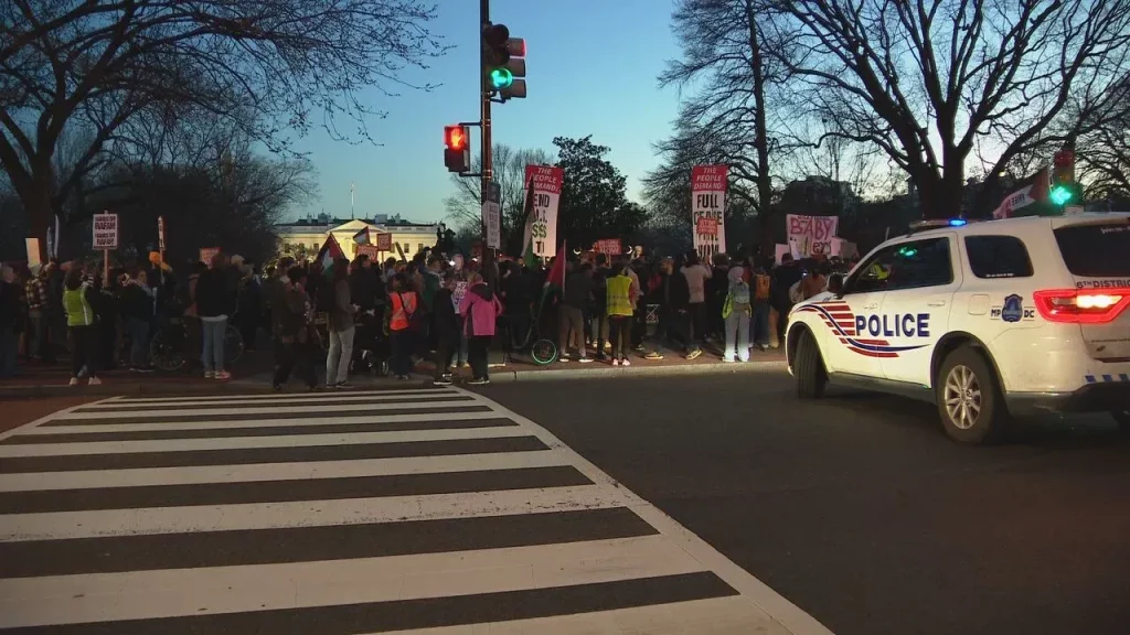 Le convoi de "Genocide Joe" bloqué par des centaines de manifestants (vidéo)