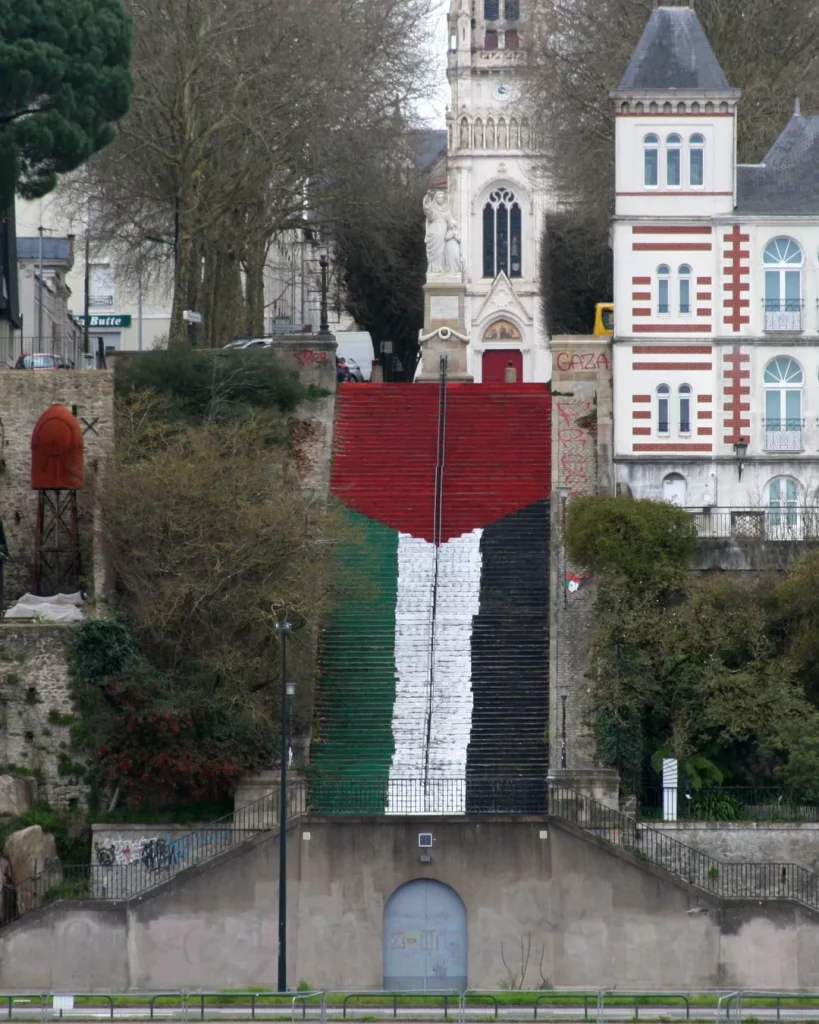 Nantes : le plus grand escalier de la ville aux couleurs de la Palestine