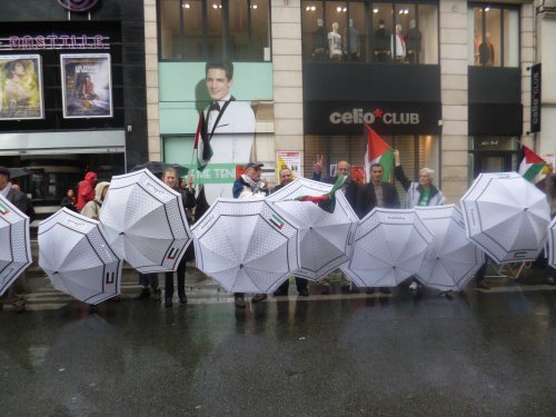 1_mai_parapluies_boucliers.jpg