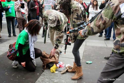 Ihafida_soldats_foule.jpg